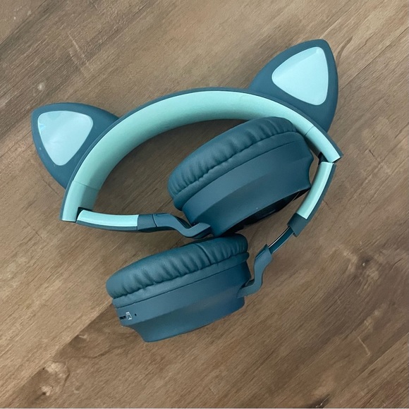 Bluetooth Earphones with Light-up Cat Ears - Blue - Picture 5 of 11